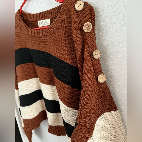 Cropped Button Detail Sweater - Picture 3 of 6